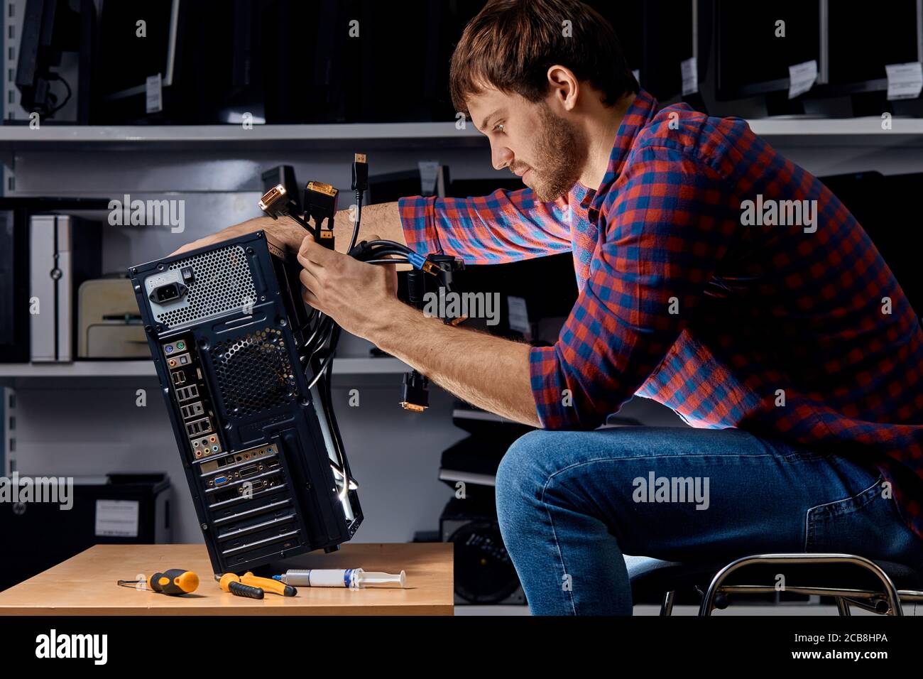Fixing a computer hi-res stock photography and images - Alamy
