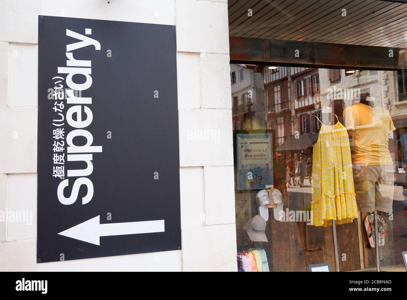 Bordeaux , Aquitaine / France - 08 04 2020 : Superdry text and store sign  of british shop branded clothing company Stock Photo - Alamy