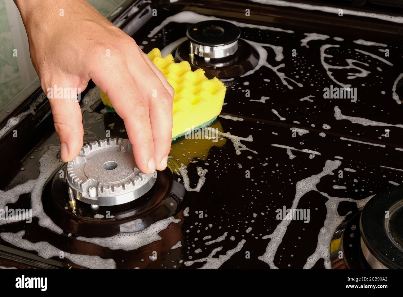cleaning the burner on the gas stove, cleaning the surface with a