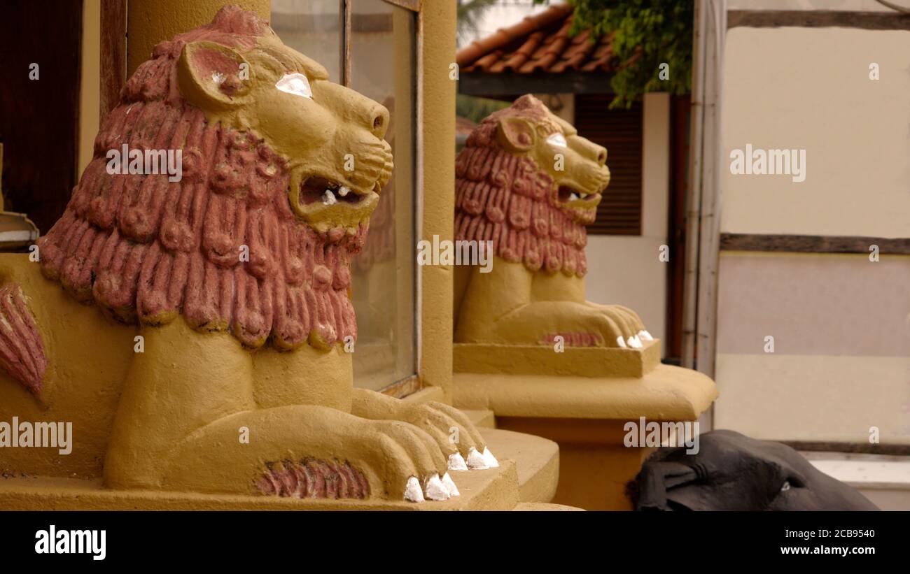 Shot two lion statues hi-res stock photography and images - Alamy
