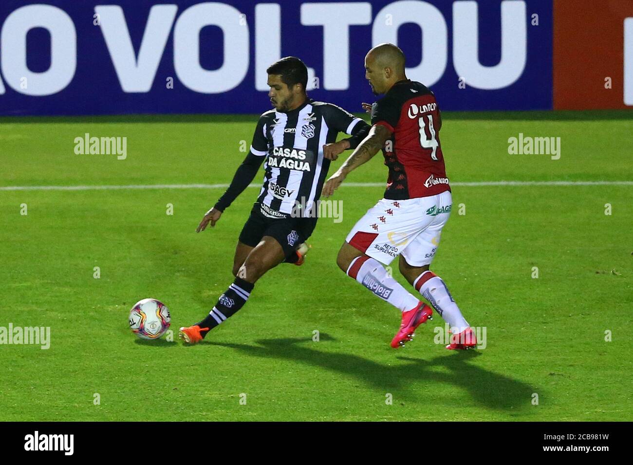 Florianopolis (SC), 11/08/20 - Campeonato Brasileiro Serie B 2020 / Futebol - Everton Santos do Figueirense disputa lance com Gabriel Furtado do Vitor Stock Photo