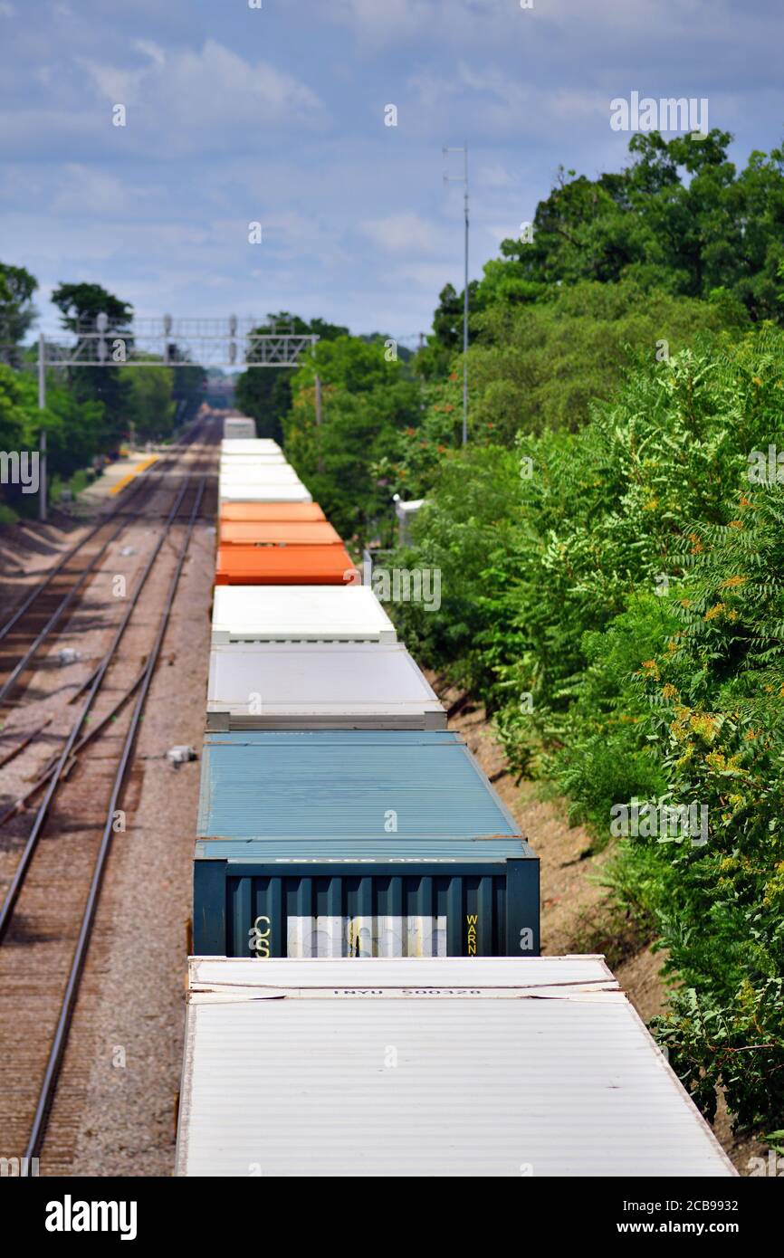 Hinsdale, Illinois, USA. A Burlington Northern Santa Fe stack train heading westbound from Chicago through the Chicago suburb of Hinsdale. Stock Photo