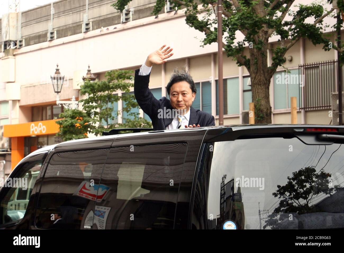 Yukio Hatoyama seen cheering supporters in the streets of Tokyo. Yukio Hatoyama, the leader of the Democratic Party of Japan performed a street oratory to 'take the seat of the first party from the Liberal Democratic Party in Tokyo congressist election' at the Edogawa-ku, Tokyo Koiwa station square. Stock Photo
