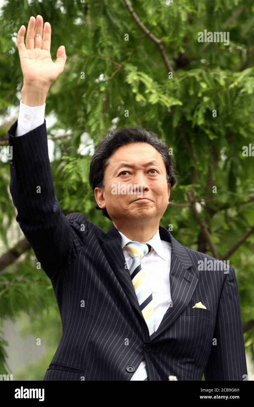 Yukio Hatoyama seen cheering supporters in the streets of Tokyo. Yukio Hatoyama, the leader of the Democratic Party of Japan performed a street oratory to 'take the seat of the first party from the Liberal Democratic Party in Tokyo congressist election' at the Edogawa-ku, Tokyo Koiwa station square. Stock Photo