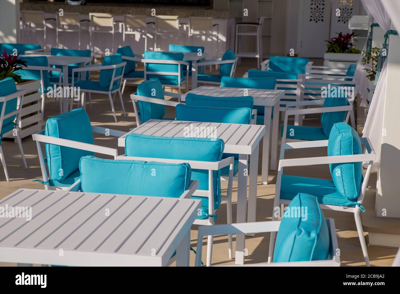 an outdoor restaurant tables and chairs Stock Photo Alamy