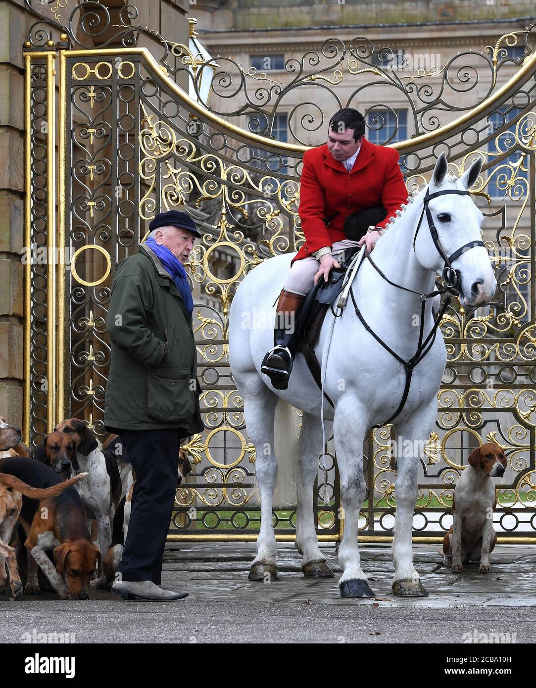 The Barlow Hunt meek at Chatsworth House Derbyshire U.K. With Peregrine Cavendish 12th Duke of Devonshire Fox hunting in the Peak District Stock Photo