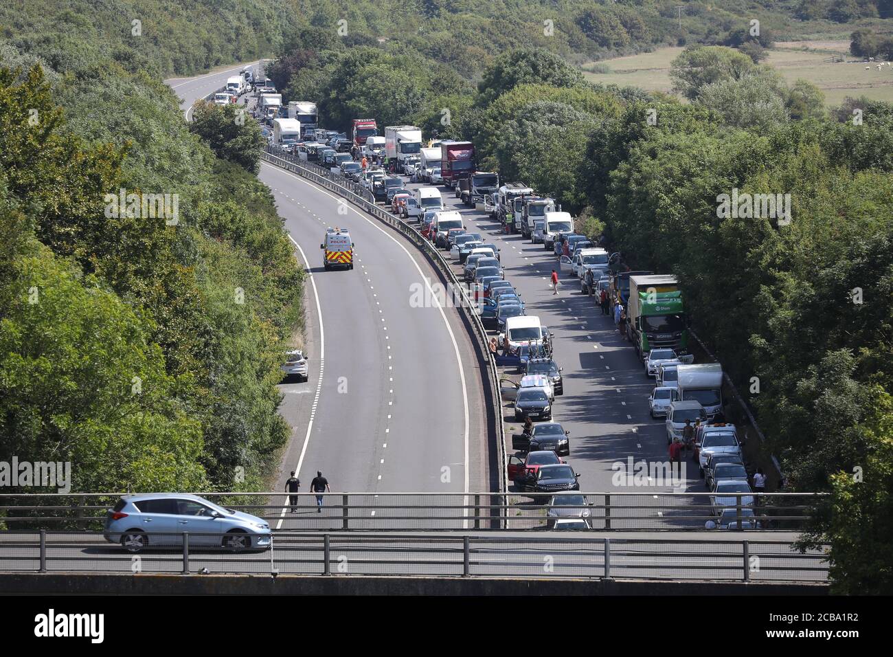 Lewes, UK. 10 August  2020 Traffic queues on the A27 West Bound carriageway after a major road traffic collision involving a  HGV and a Geoamey Prisoner transport Vehicle on the A27 Lewes bypass Credit: James Boardman / Alamy Live News Stock Photo