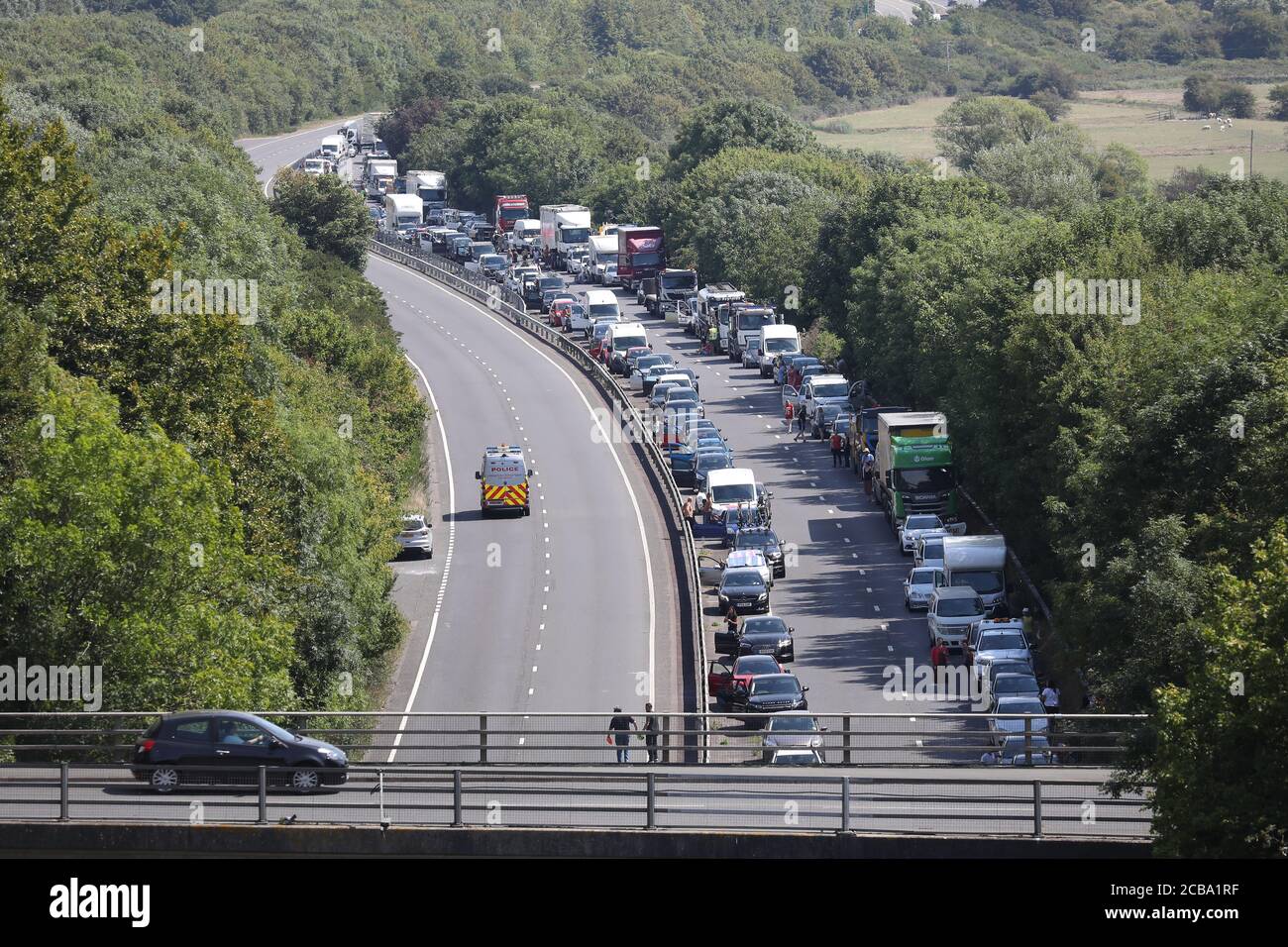 Lewes, UK. 10 August  2020 Traffic queues on the A27 West Bound carriageway after a major road traffic collision involving a  HGV and a Geoamey Prisoner transport Vehicle on the A27 Lewes bypass Credit: James Boardman / Alamy Live News Stock Photo