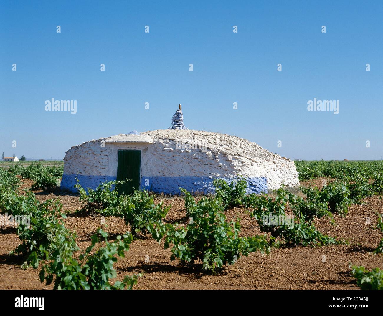 Spain, Castile-La Mancha, Ciudad Real province. Surroundings of Tomelloso. Bombo manchego. A kind of vaulted hut made with stone labs without mortar, coming from the plowing of the vinyeards. Inside there are stone beds, fireplaces, etc. Formerly they were used as homes for shepherds and peasants, although today they only serve as storage. Stock Photo