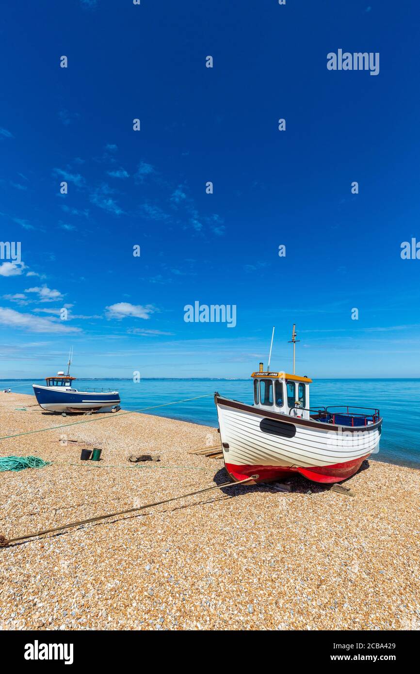 Fishing boats on the shingle beach at Dungeness in Kent, England Stock ...