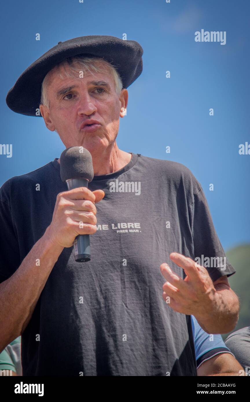 Philippe Lacume, Président of Ariège Chamber of Agriculture, speaking at a rally against the reintroduction of Brown Bears in the French Pyrenees Stock Photo