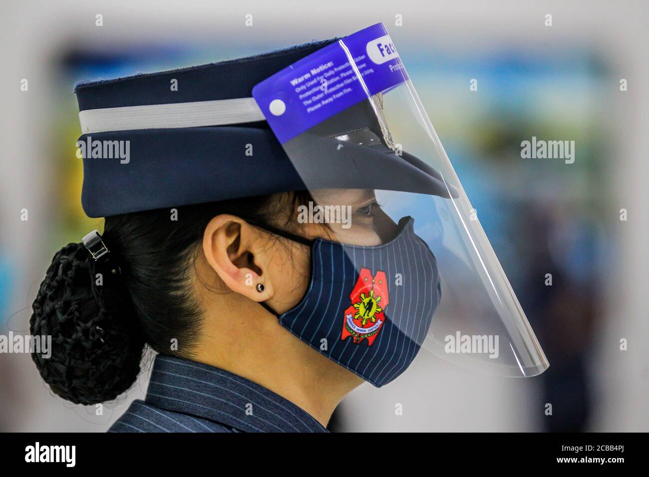 (200812) -- RIZAL, Aug. 12, 2020 (Xinhua) -- A police officer is seen wearing a face shield amid the COVID-19 outbreak in Rizal Province, the Philippines, on Aug. 12, 2020. (Xinhua/Rouelle Umali) Stock Photo