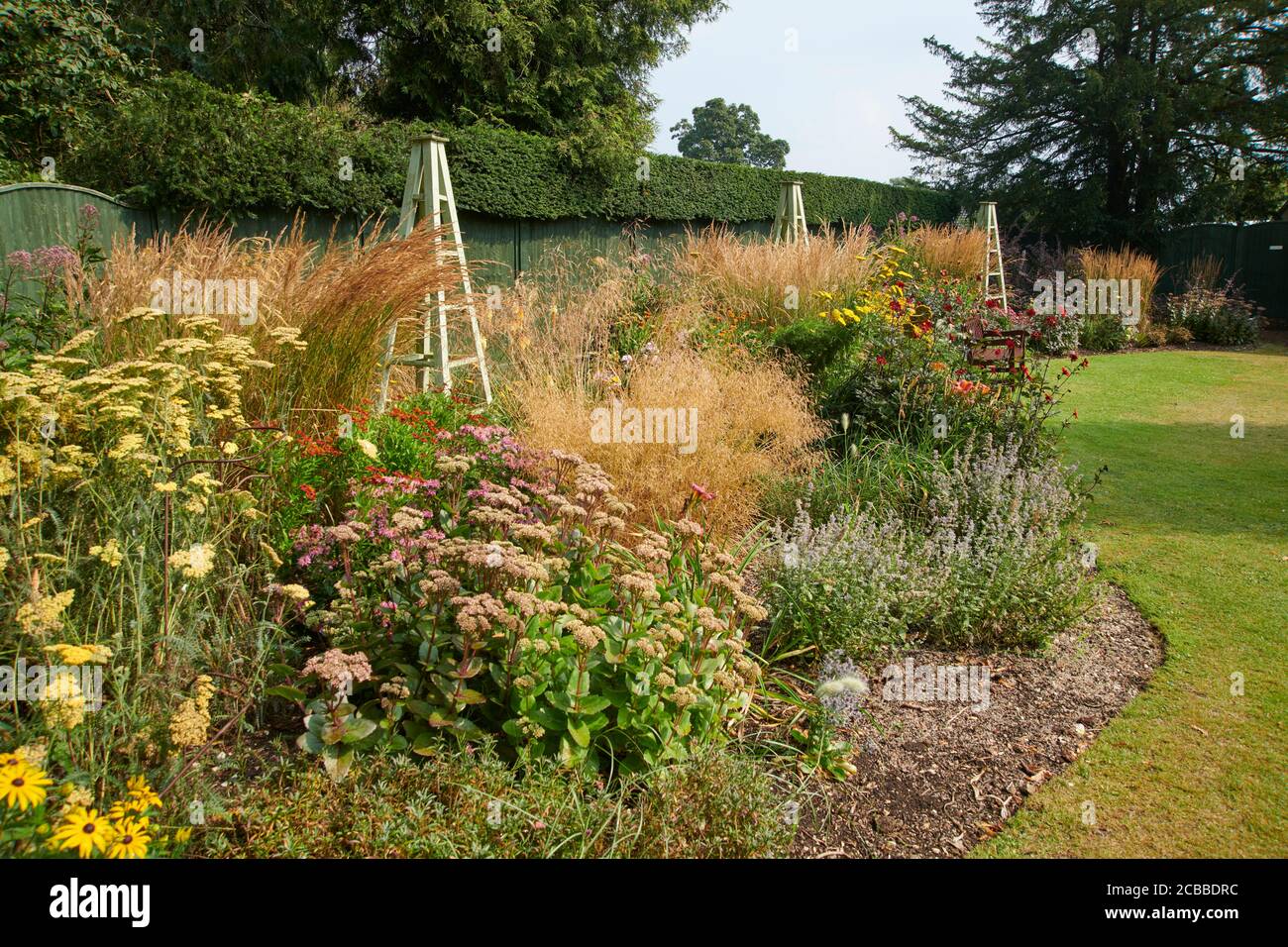 Cottage garden border wildflowers hi-res stock photography and images ...