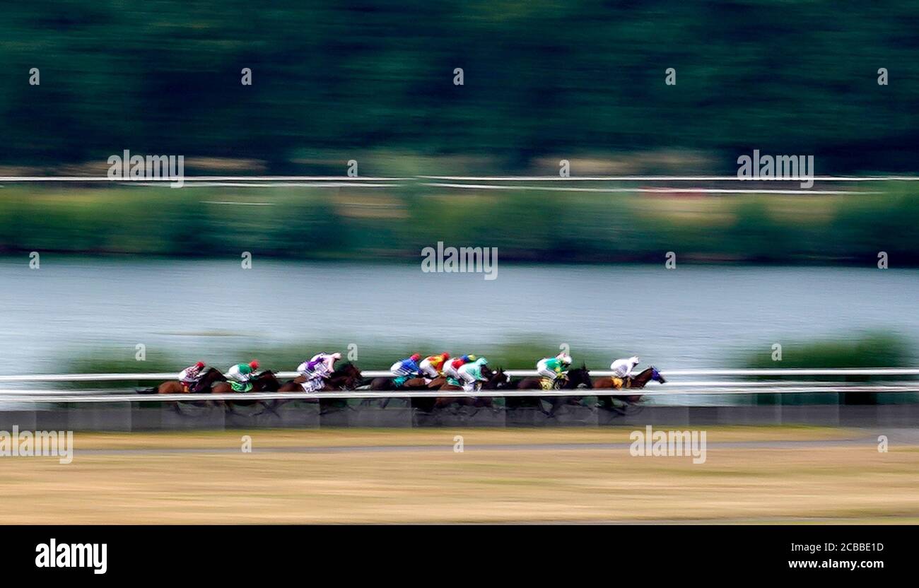 A general view as runners and riders race down the back straight in the Unibet Casino Deposit 10 Get 40 Bonus Handicap (Div 1) at Kempton Park Racecourse, Surrey. Stock Photo