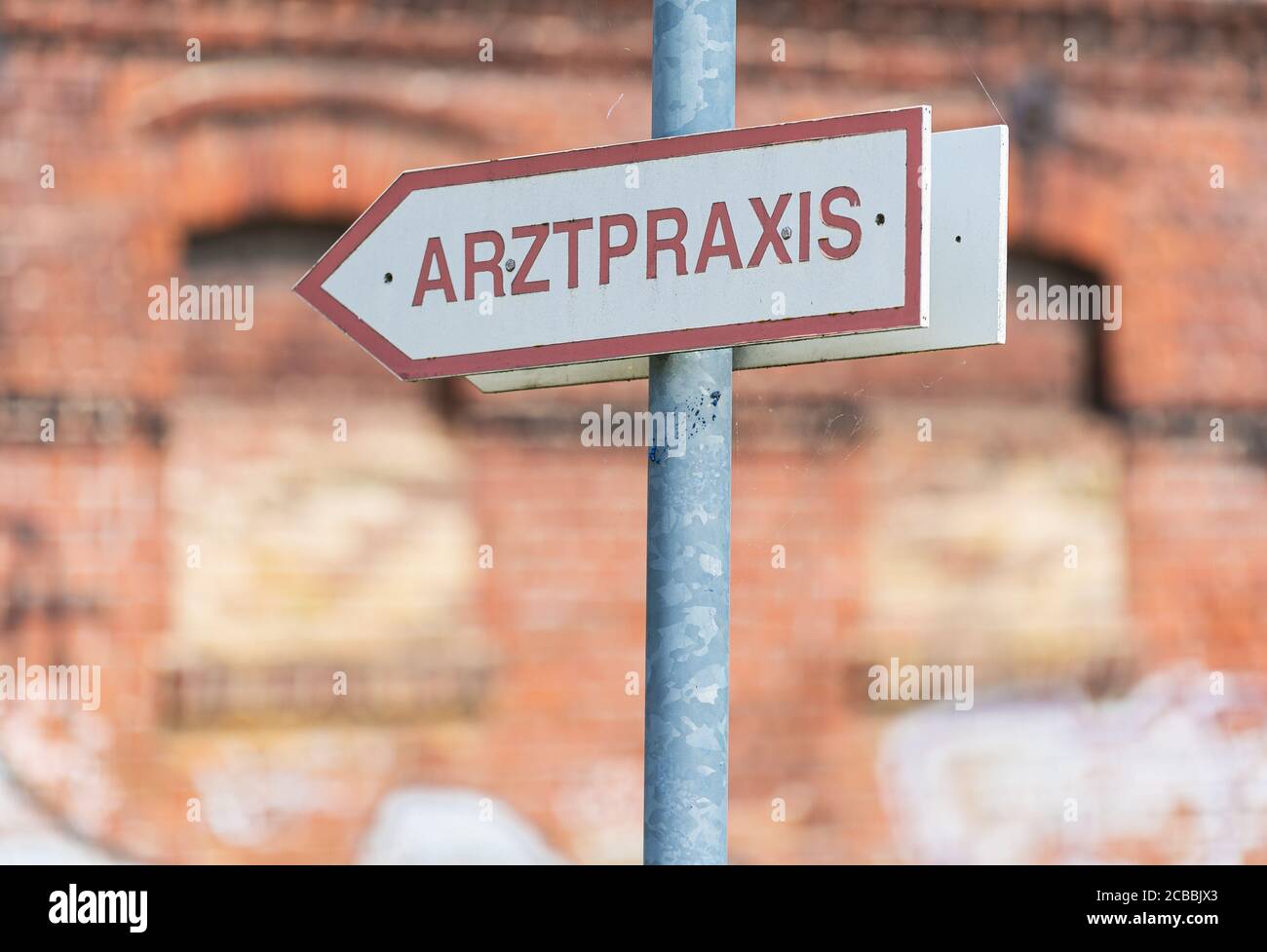 Wustermark, Germany. 10th Aug, 2020. There's a sign 'Arztpraxis' by the road. Credit: Soeren Stache/dpa-Zentralbild/ZB/dpa/Alamy Live News Stock Photo