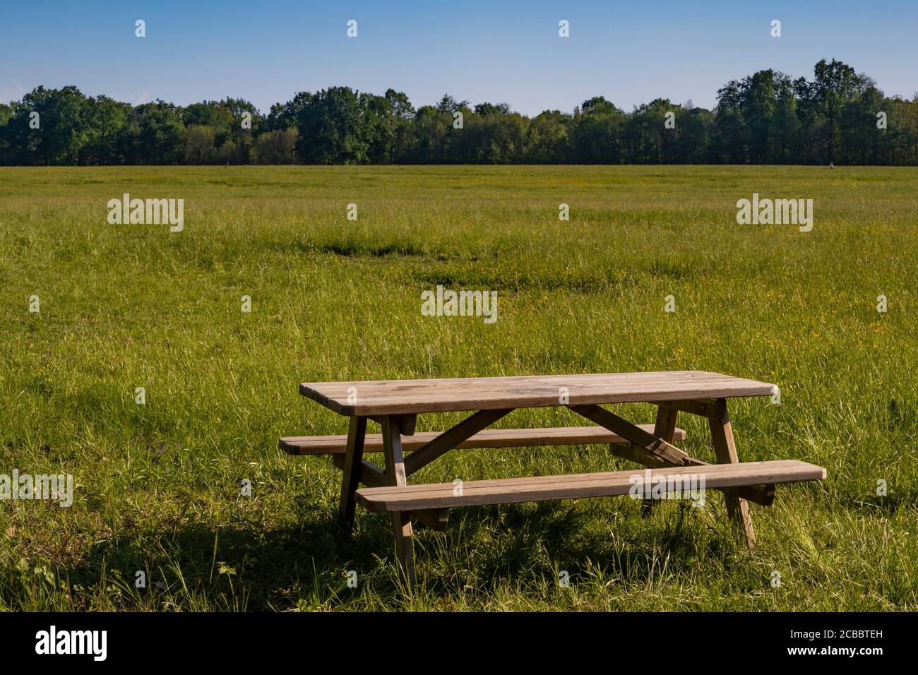 Empty picnic table in field hi-res stock photography and images - Alamy