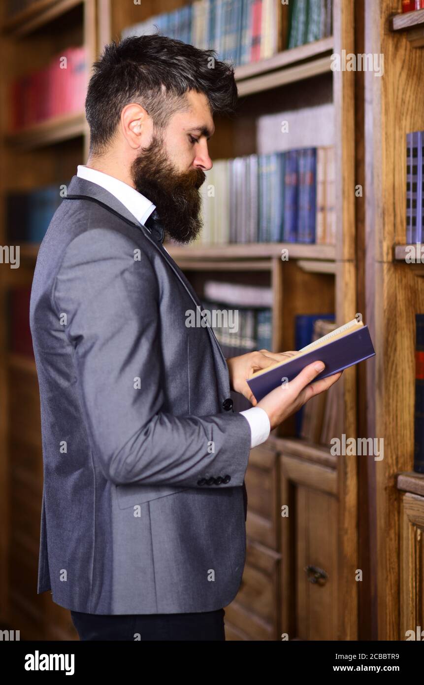 Professor standing in library hi-res stock photography and images - Alamy