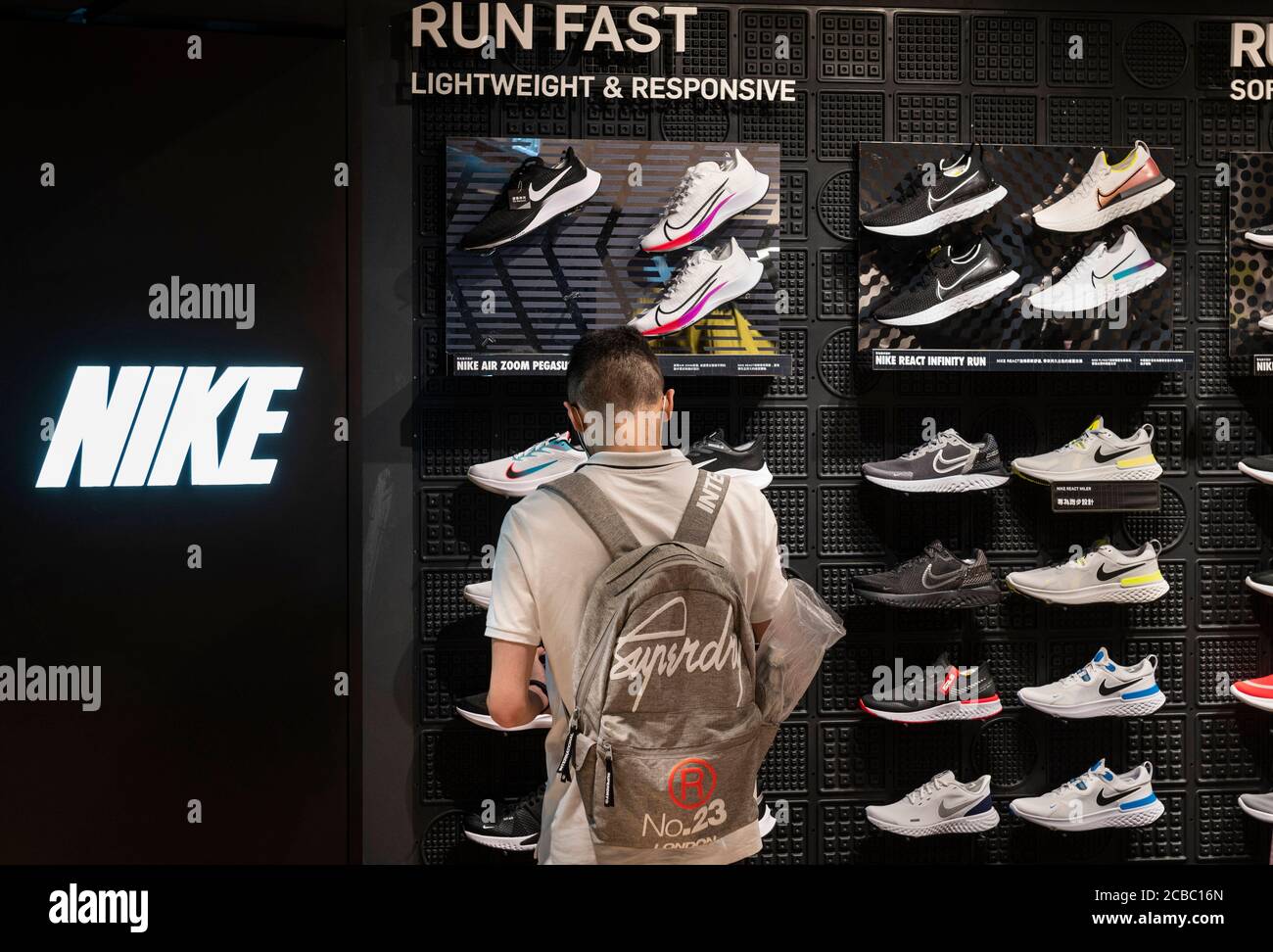 Zoek machine optimalisatie Scorch Orkaan Nike store hong kong hi-res stock photography and images - Alamy