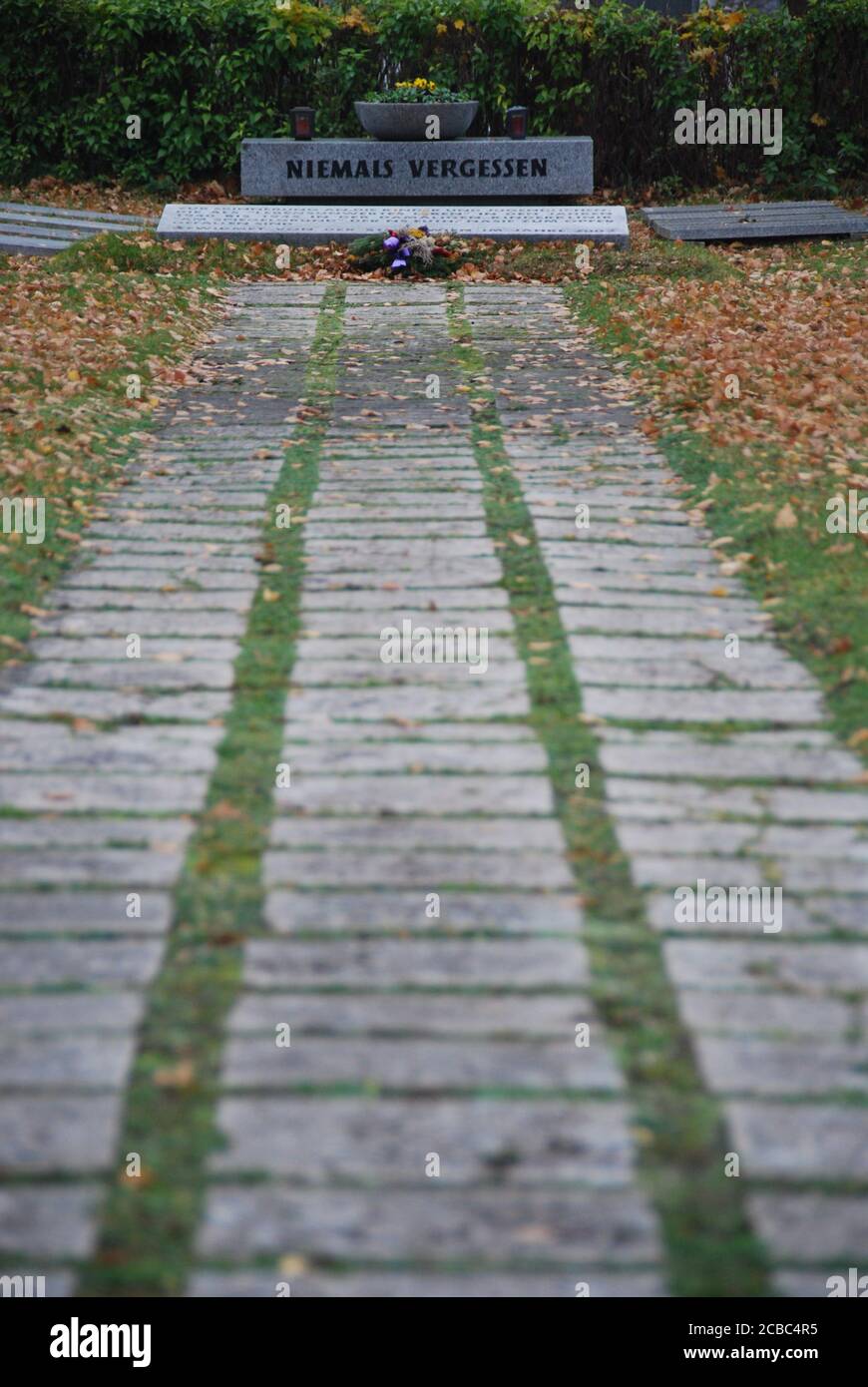 Niemals vergessen Gedenkstätte im Herbst mit Laub Stock Photo