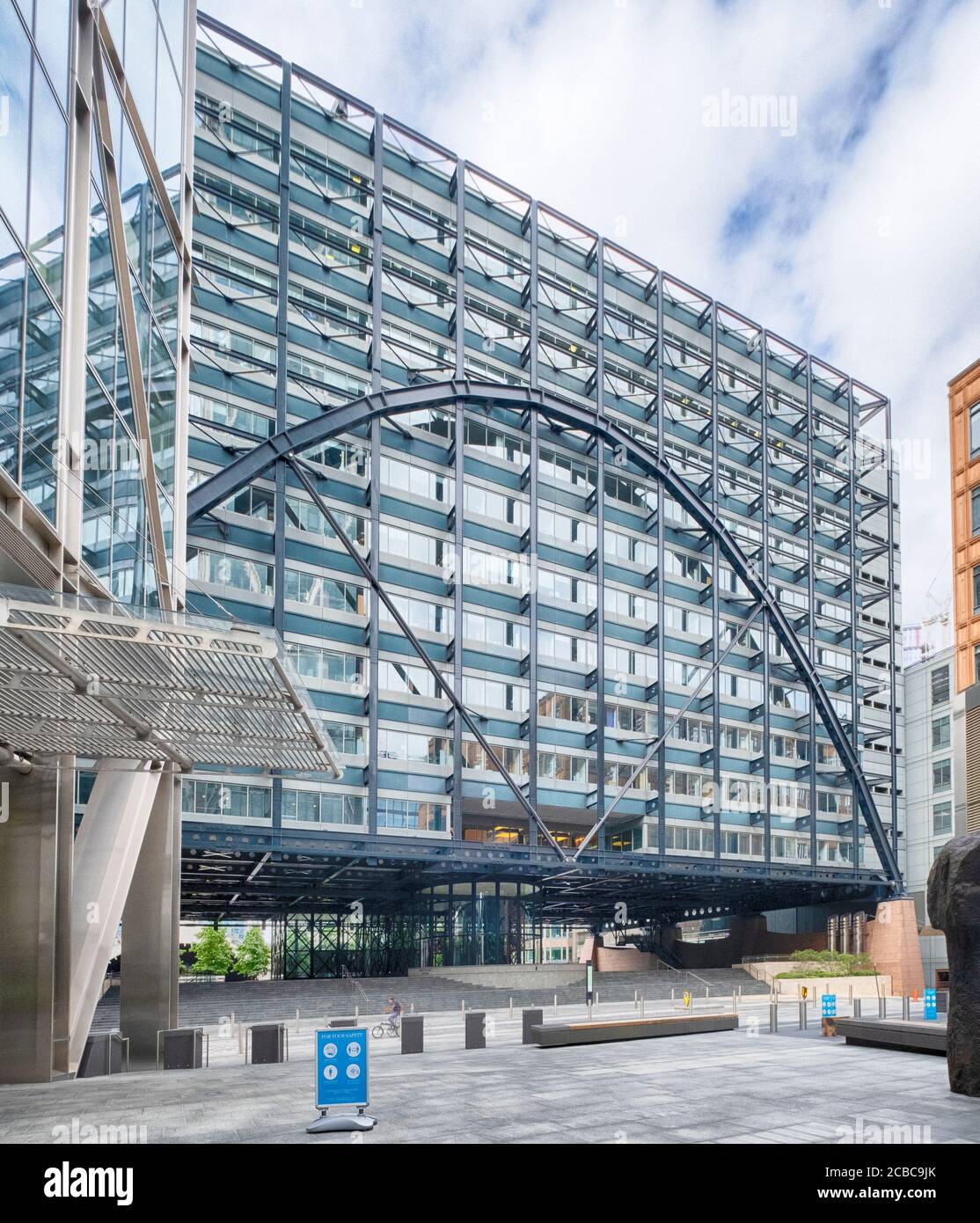 Exchange House is a buildingbridge hybrid Its form and structure are