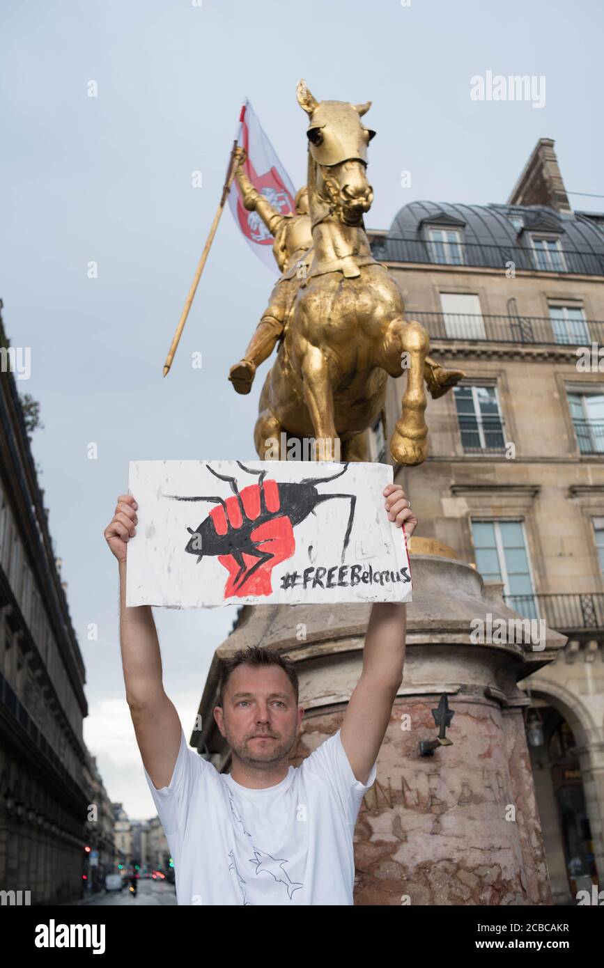 #FREEBelarus : Rassemblement 4 à 5 personnes devant la  Statue de Jeanne d'Arc 4 Place des Pyramides, 75001 Paris France Stock Photo