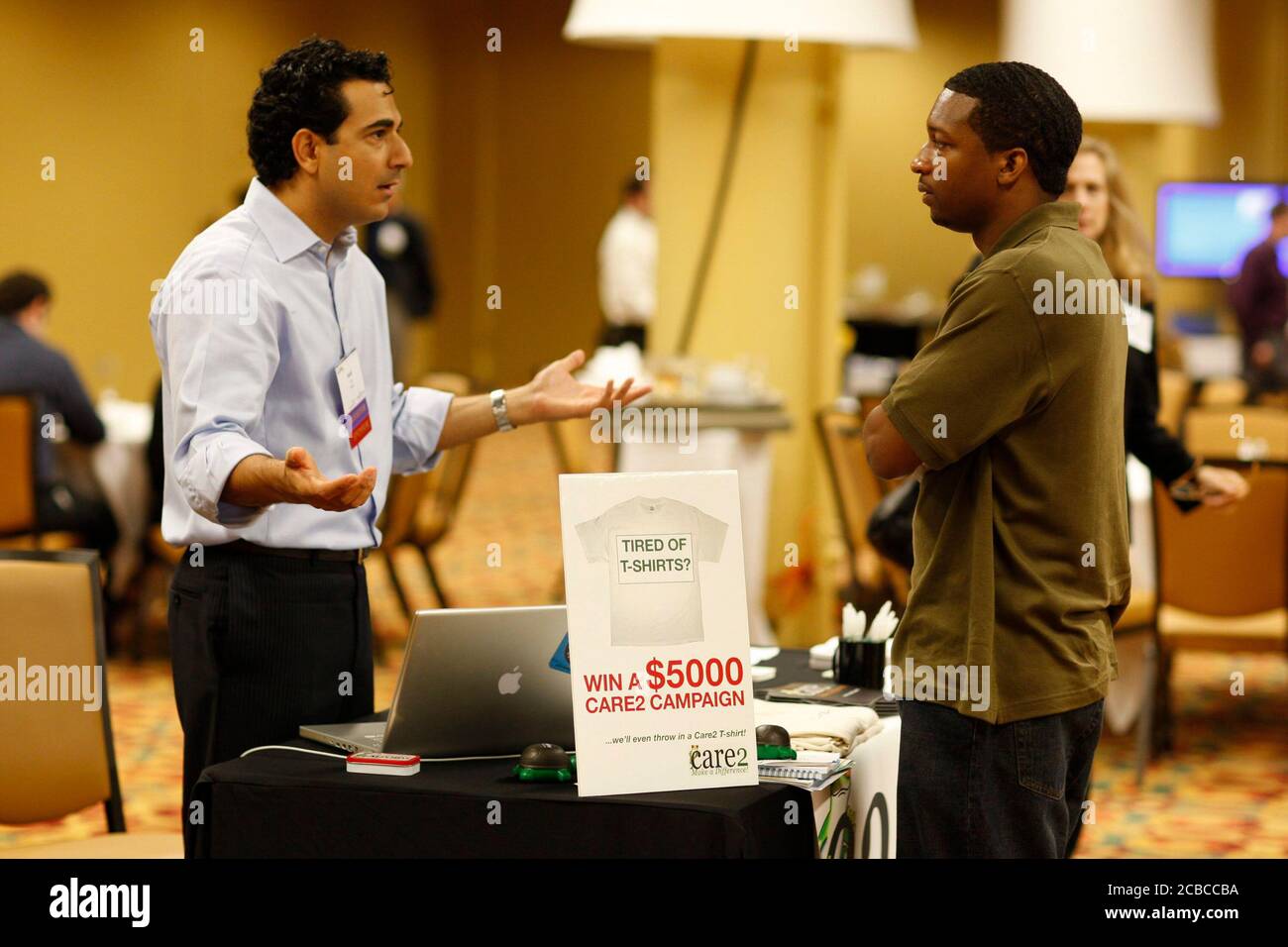 Austin, Texas USA, October 18, 2007: Businesspeople talk at software development company Convio's annual summit held to further business relationships with its best customers. Convio makes software that helps non-profits with fund-raising and client development.  ©© Bob Daemmrich Stock Photo