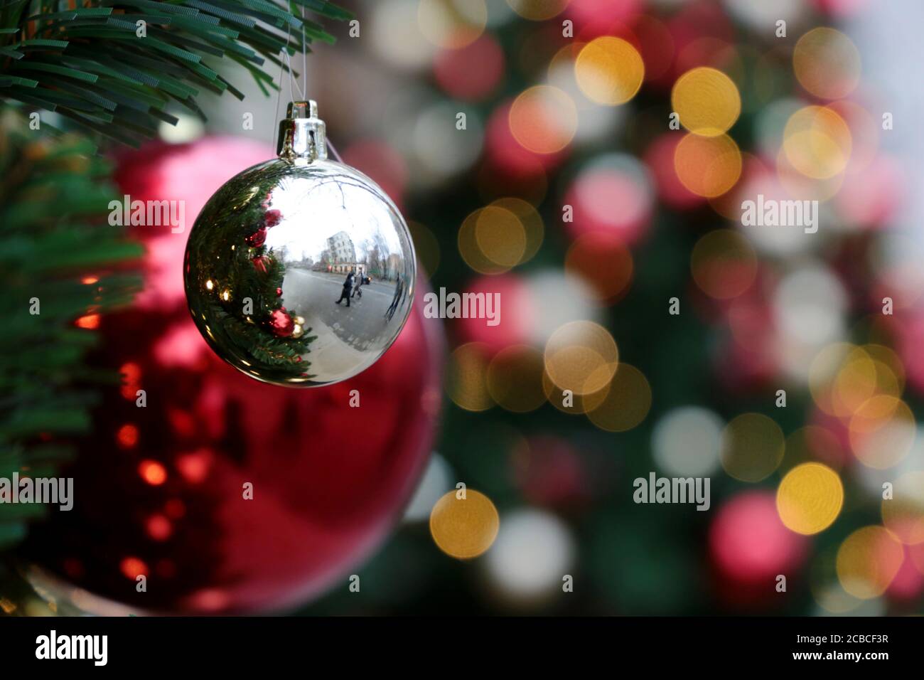 Red gold christmas tree decorations hi-res stock photography and images ...