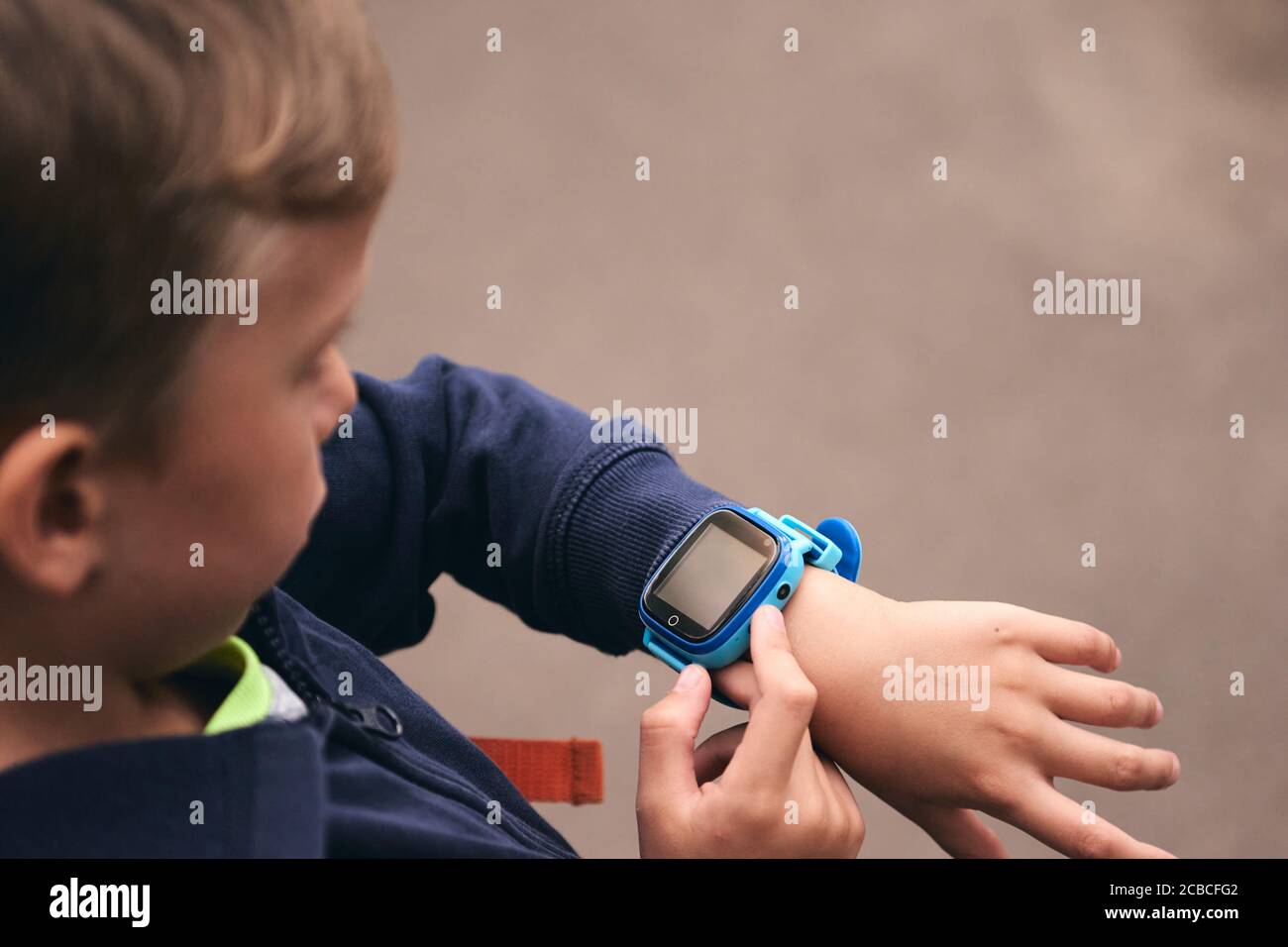 Wearable kids baby smart watch calls mom and location tracking with