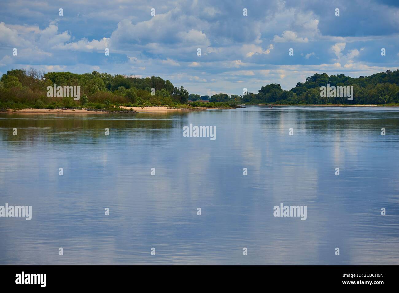 River Elbe calmly flowing away in the river valley floodplains between Bleckede and Boizenburg, Northern Germany Stock Photo