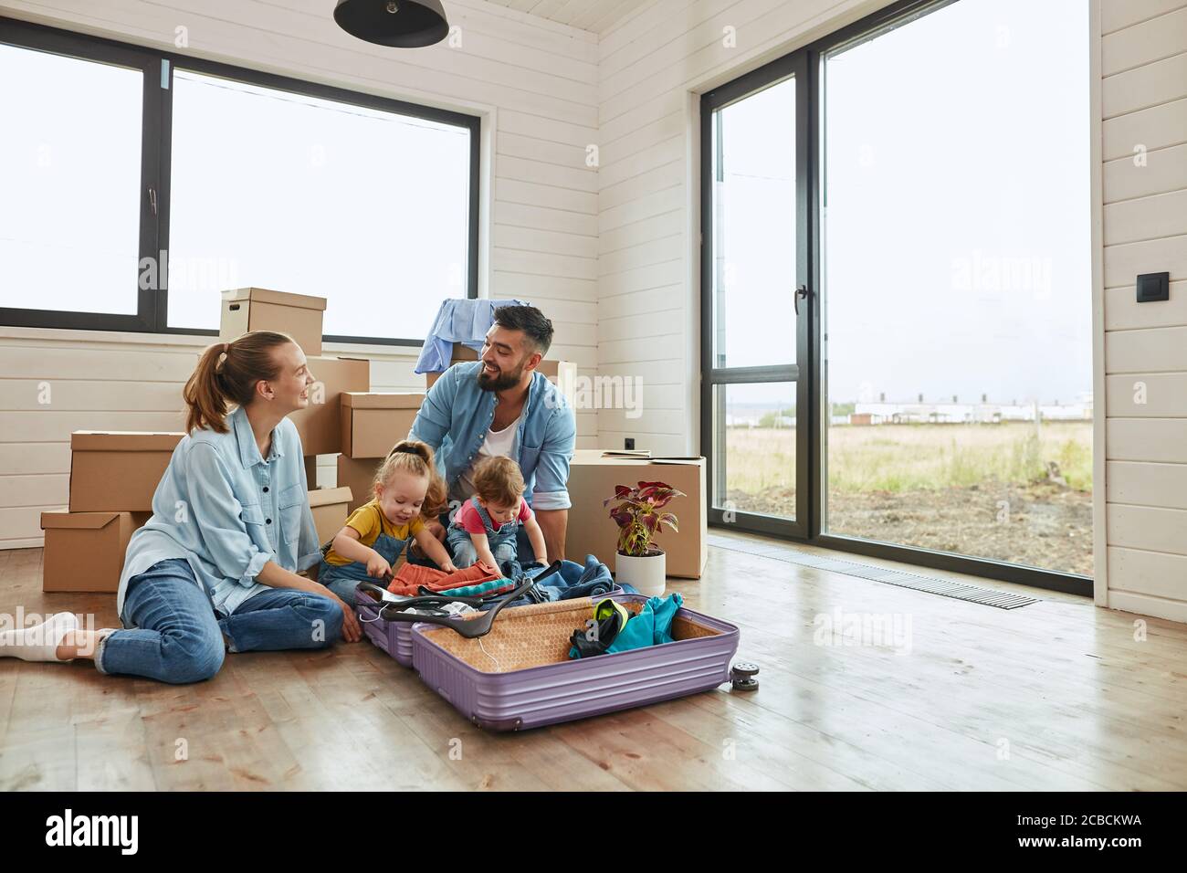 Семья переезд. Семья новоселы. Семья заезжает в дом. Семья с детьми в квартире. Lctvmz d ljvt.