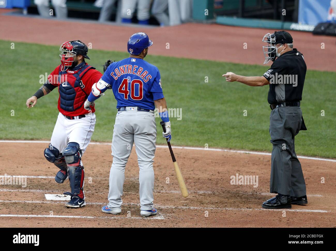 Photo: Cubs' Willson Contreras hits an RBI-double against Indians