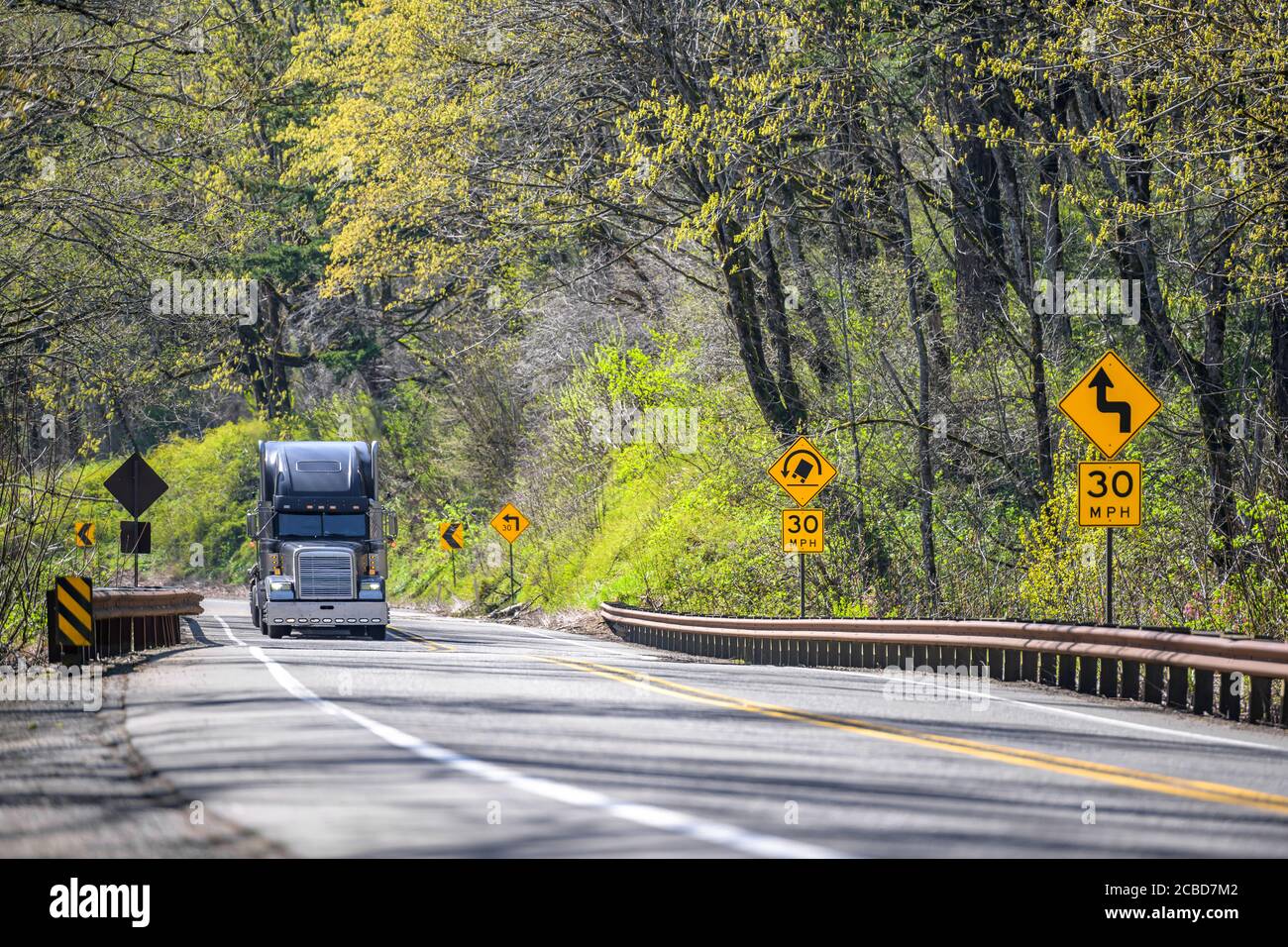 Empty trucks on haul road hi-res stock photography and images - Alamy