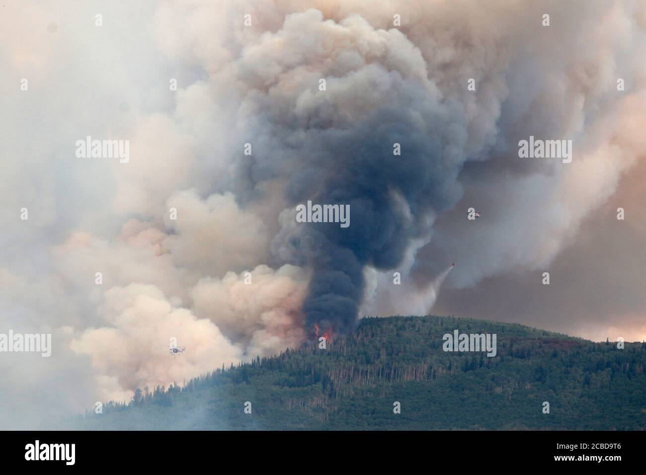 Glenwood Canyon, Colorado, USA. 12th August 2020. Helicopters battle to Grizzly Creek Fire. Credit: Christopher Mullen Stock Photo