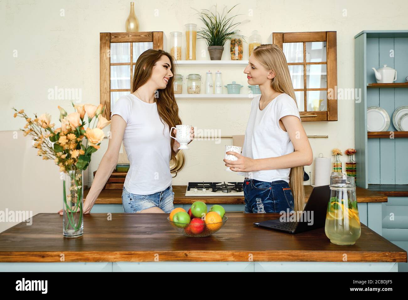 Девушка на кухне вода. Женщина на кухне пьет воду. Чистая вода из крана. Девушка со стаканом воды на кухне. Пить воду на кухне.