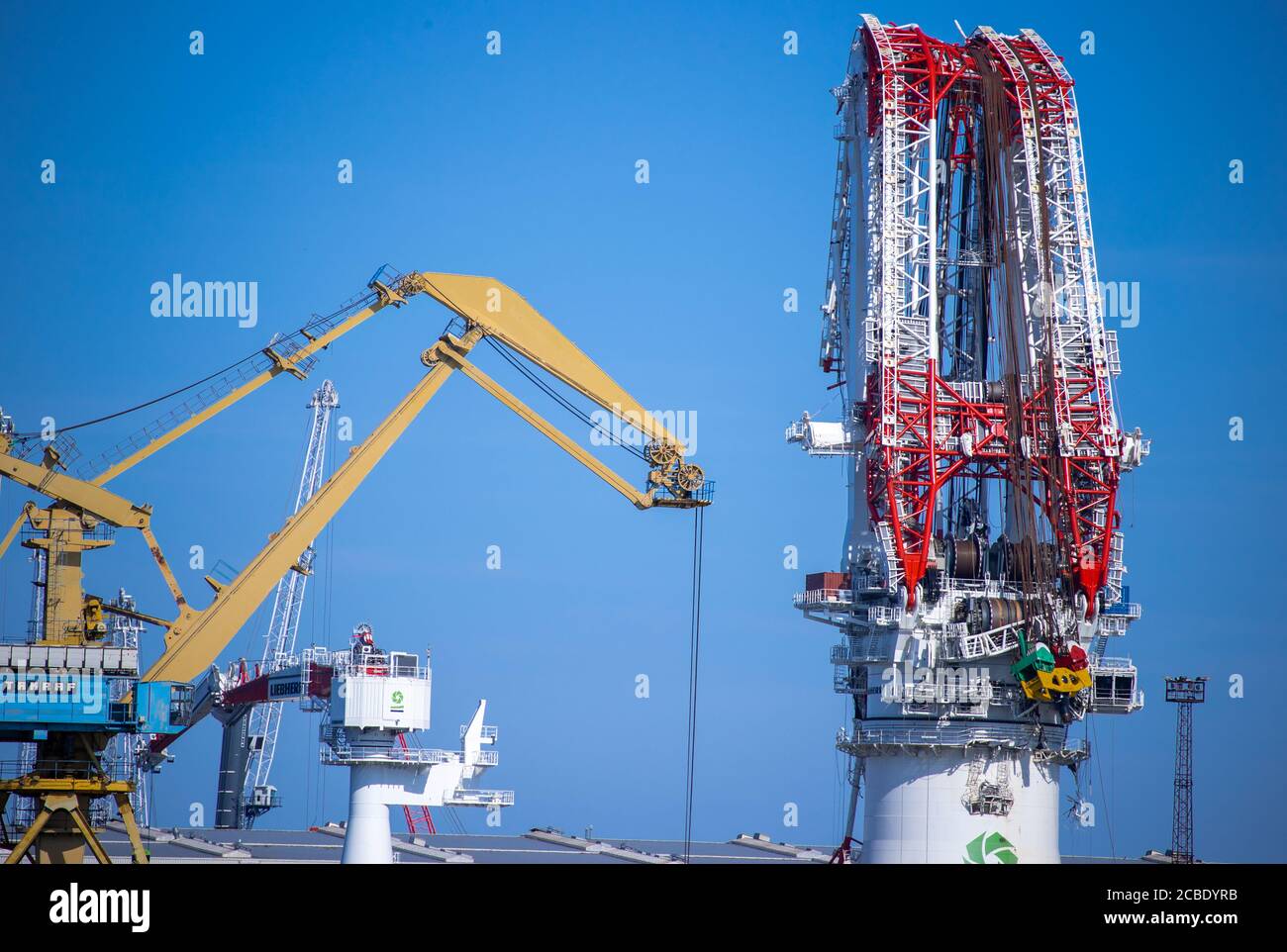 12 August 2020, Mecklenburg-Western Pomerania, Rostock: On the special ship "Orion" in the port of Rostock stands the ship crane of crane manufacturer Liebherr, which was damaged during a load test. Final recovery of the HLC 295000 crane is expected at the end of the year. According to the current state of investigations, authorities and experts are unanimous in assuming a broken crane hook as the cause of the accident. The company stated that the damage was in the high double-digit millions. The test carried out on 02.05.2020 was the last in a series of tests and was designed for a load of 5, Stock Photo