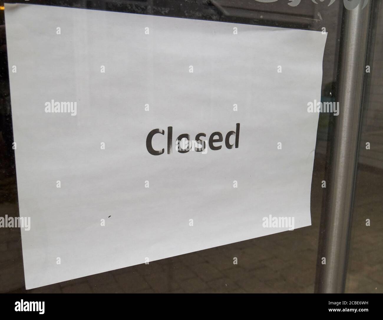simple sign saying closed in the window of a restaurant during the covid-19 coronavirus outbreak in england uk Stock Photo
