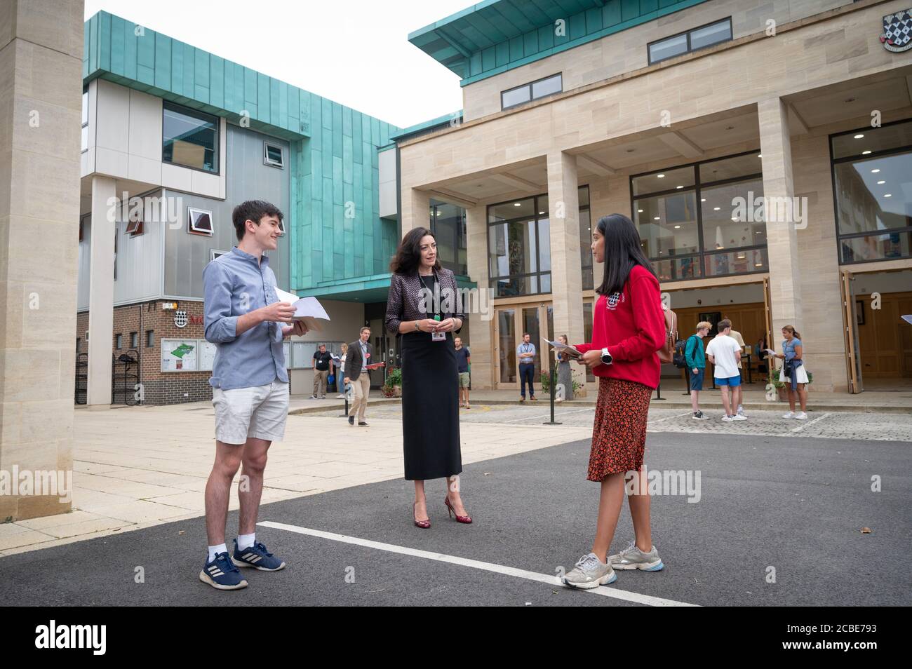 Oxford, UK. 13th Aug, 2020. Magdalen College School A Level results 2020. The Master Helen Pike (centre) with two pupils. Credit: Andrew Walmsley/Alamy Live News Stock Photo