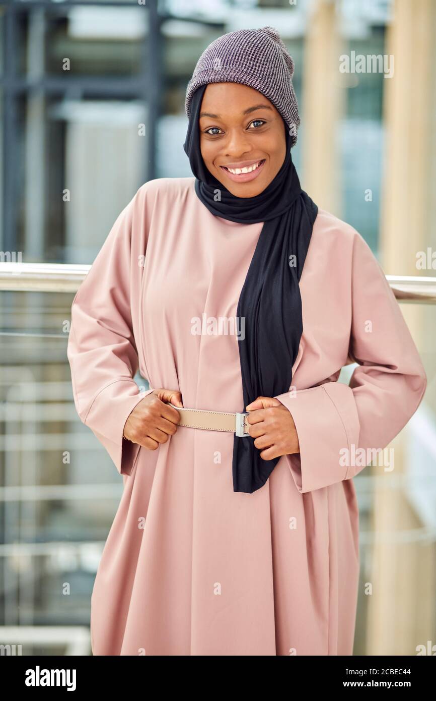 Pink hijab hi-res stock photography and images - Alamy