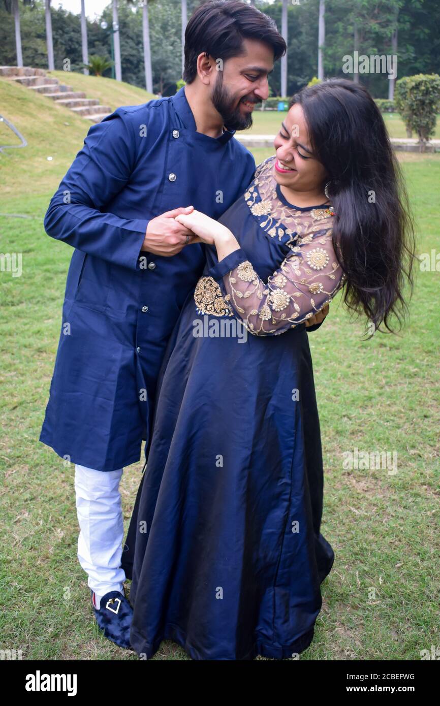 40+ Poses For Pre-Wedding Photoshoot For Camera-Shy Couples | WeddingBazaar