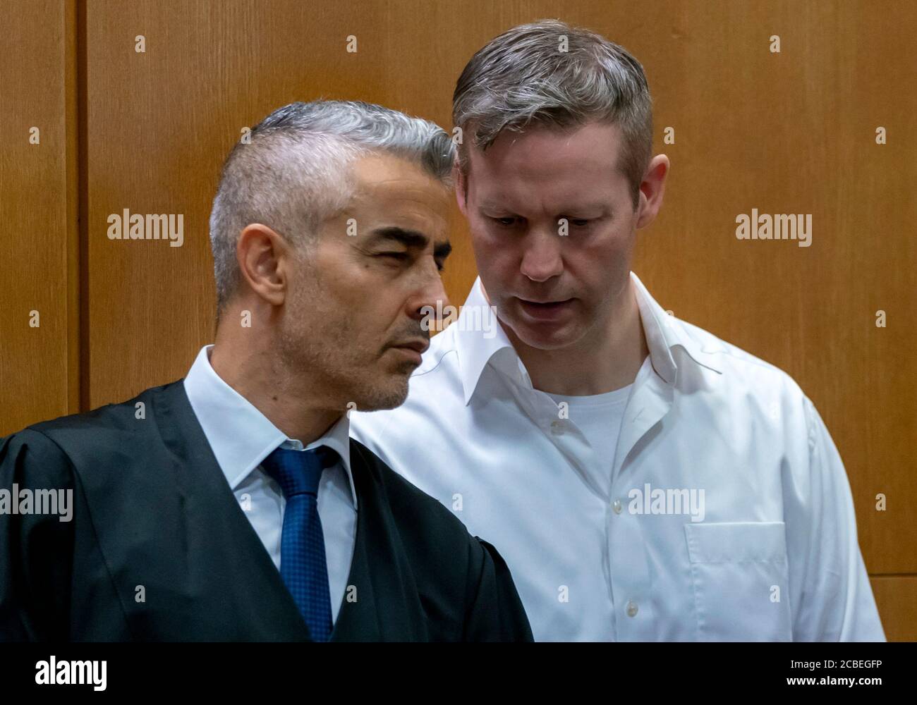 13 August 2020, Hessen, Frankfurt/Main: Stephan Ernst, who is accused of the murder of the politician W. Lübcke, talks to his lawyer Mustafa Kaplan (l) when he arrives in the courtroom to continue his trial. Ernst is said to have shot the North Hessian District President Lübcke on his terrace a year ago, because the CDU politician had been campaigning for refugees. Photo: Ronald Wittek/epa Pool/dpa Stock Photo
