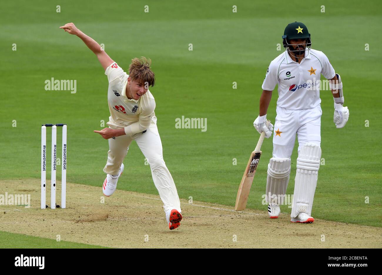 England's Sam Curran bowling during day one of the Second Test match at the Ageas Bowl, Southampton. Stock Photo
