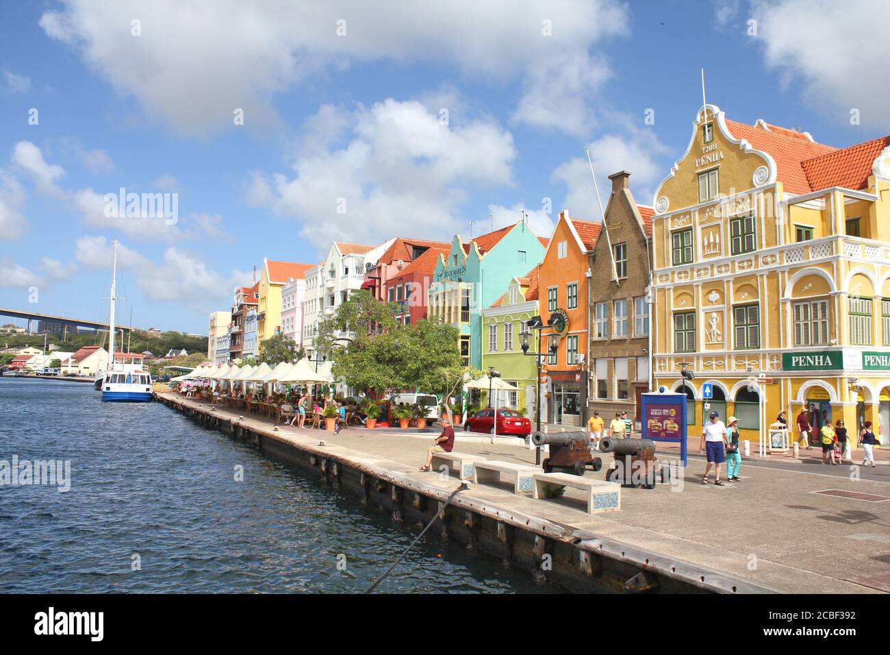 willemstad-curacao-february-11-2014-colorful-waterfront-buildings