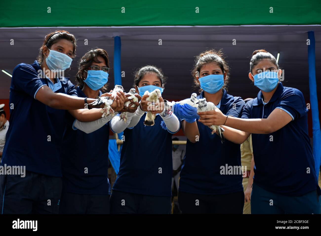 Kolkata, India. 13th Aug, 2020. Lady Kolkata Police Staff is ready for fly off Pegions before start the final rehearsal programme of 15th August, 2020. (Photo by Suraranjan Nandi/Pacific Press) Credit: Pacific Press Media Production Corp./Alamy Live News Stock Photo