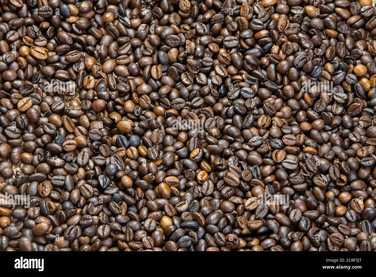 Macro photo of roasted coffee beans background Stock Photo - Alamy