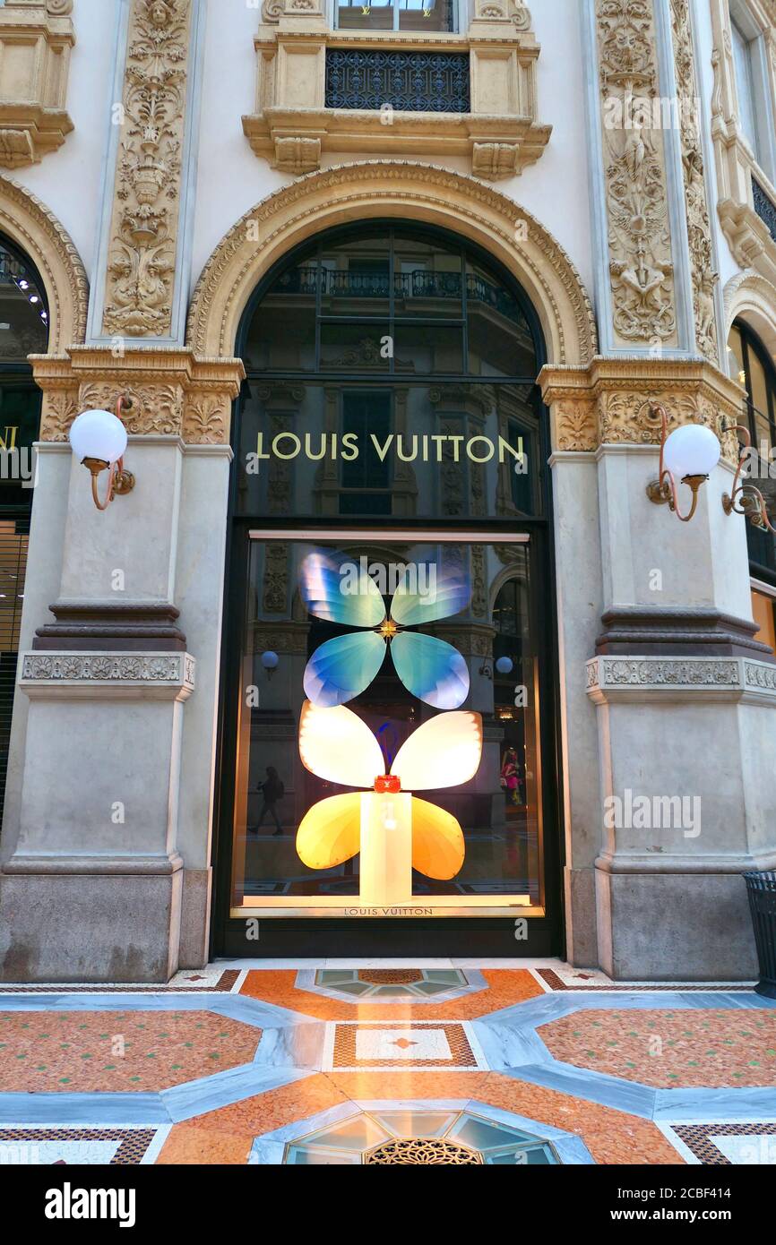 SHOPPING: Louis Vuitton Boutique, Milan, Italy Editorial Photography -  Image of golden, brand: 16940187