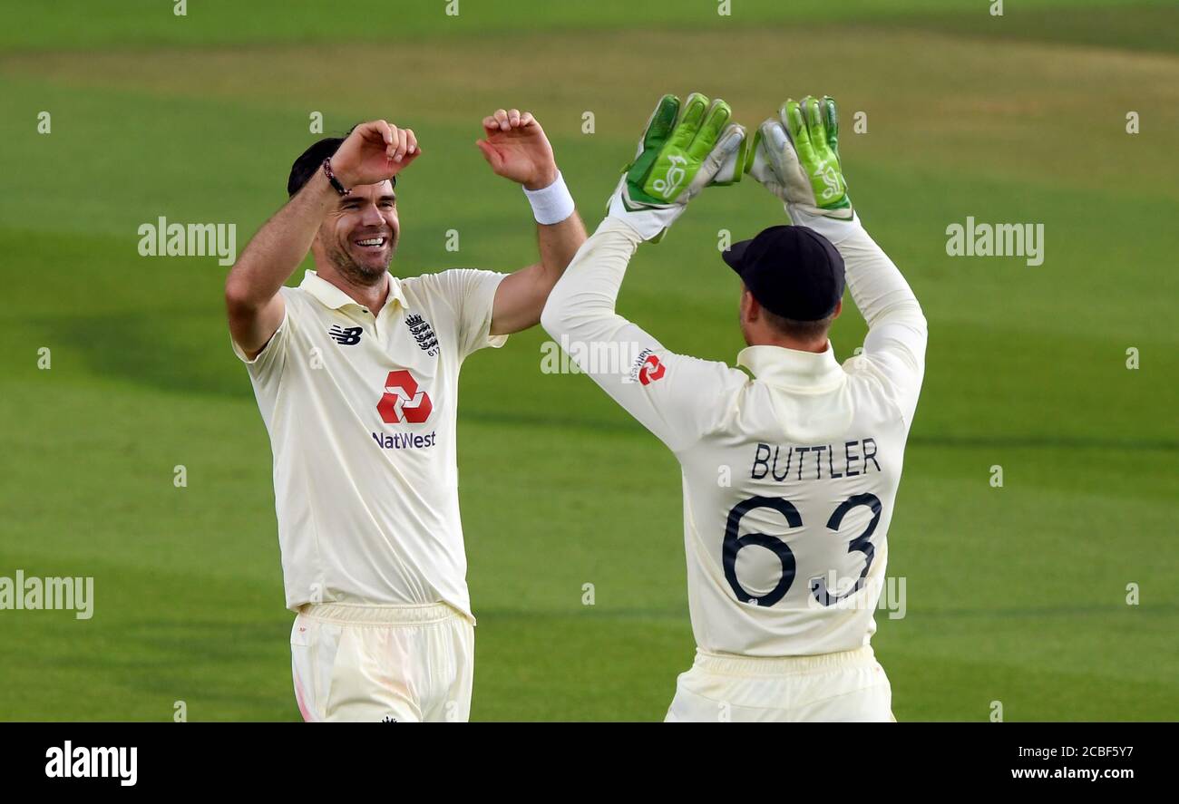 England's James Anderson celebrates with Jos Buttler taking the wicket of Pakistan's Azhar Ali during day one of the Second Test match at the Ageas Bowl, Southampton. Stock Photo