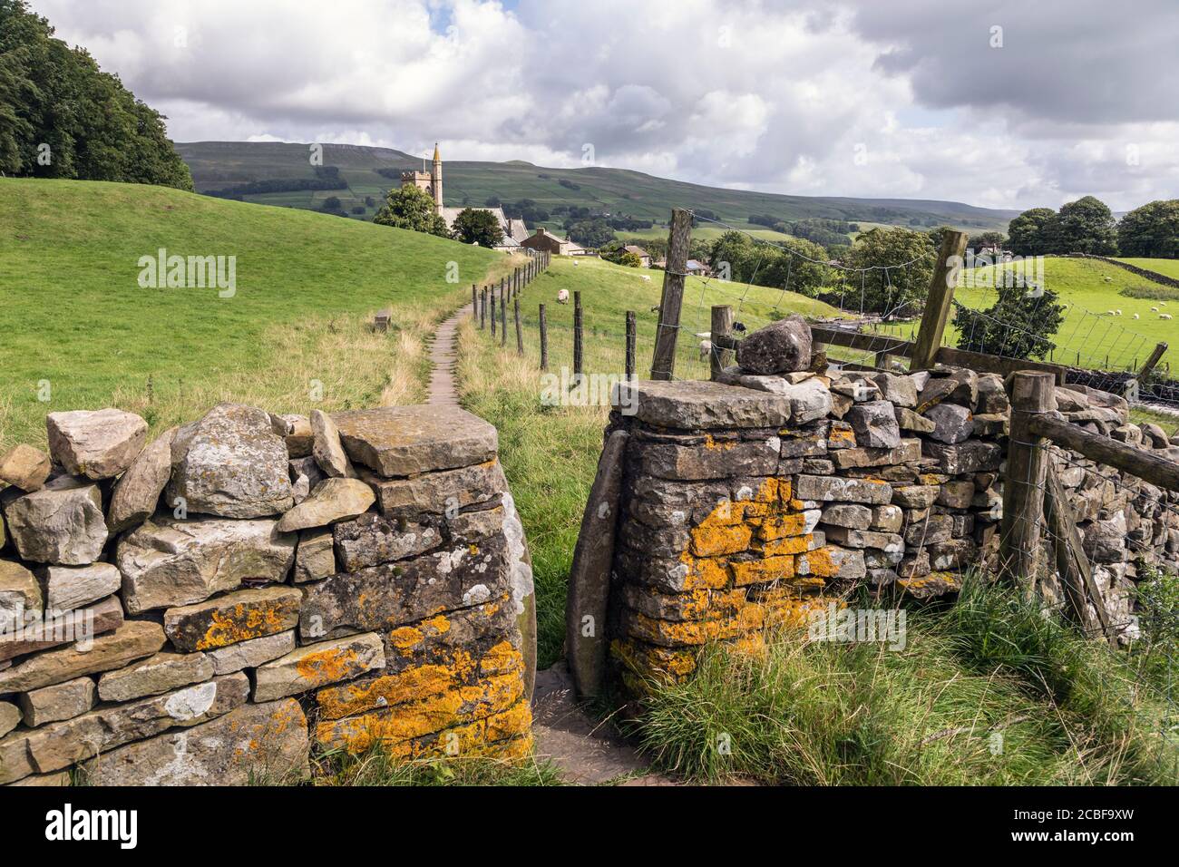 A section of the Pennine Way approaching Hawes in Wensleydale, Yorkshire Dales National Park, England Stock Photo