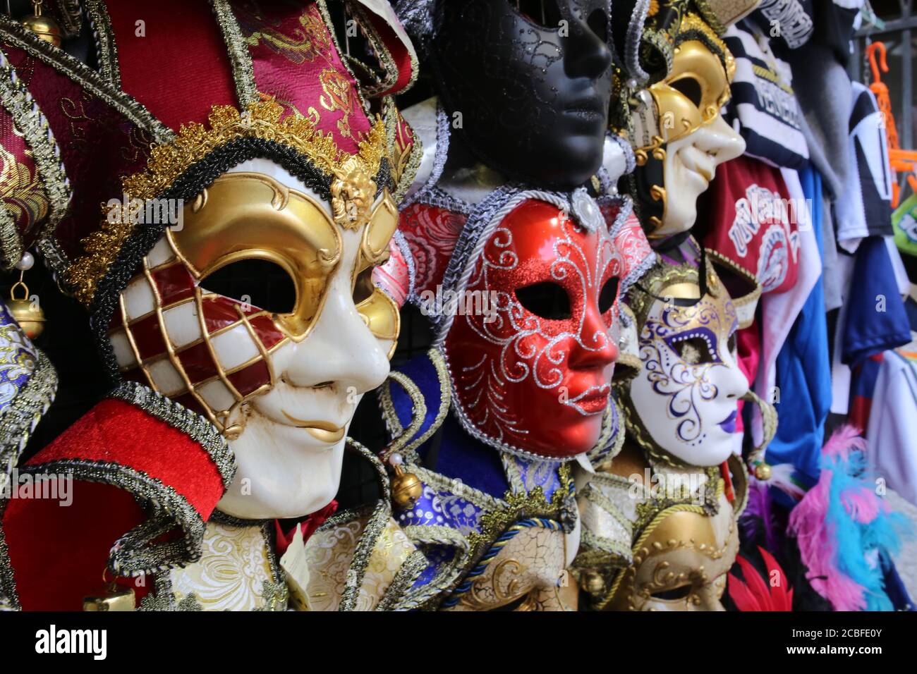Venetian masks in shop hi-res stock photography and images - Alamy