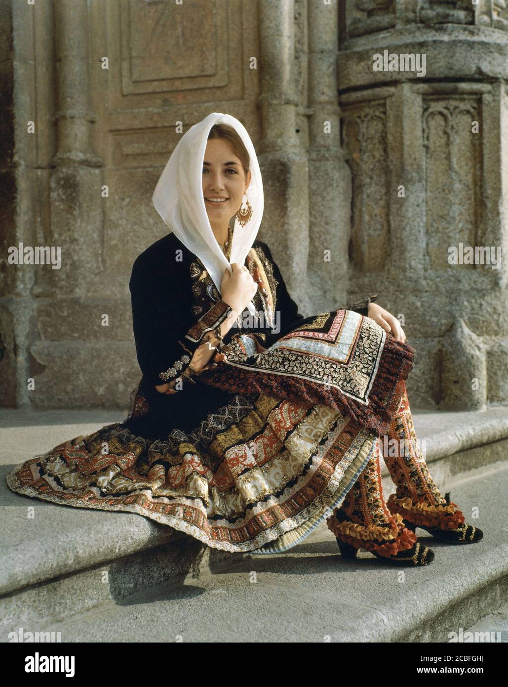 TRAJE REGIONAL DE MOZA LAGARTERANA (TOLEDO). Location: MUSEO DE ARTE  POPULAR. MADRID. SPAIN Stock Photo - Alamy