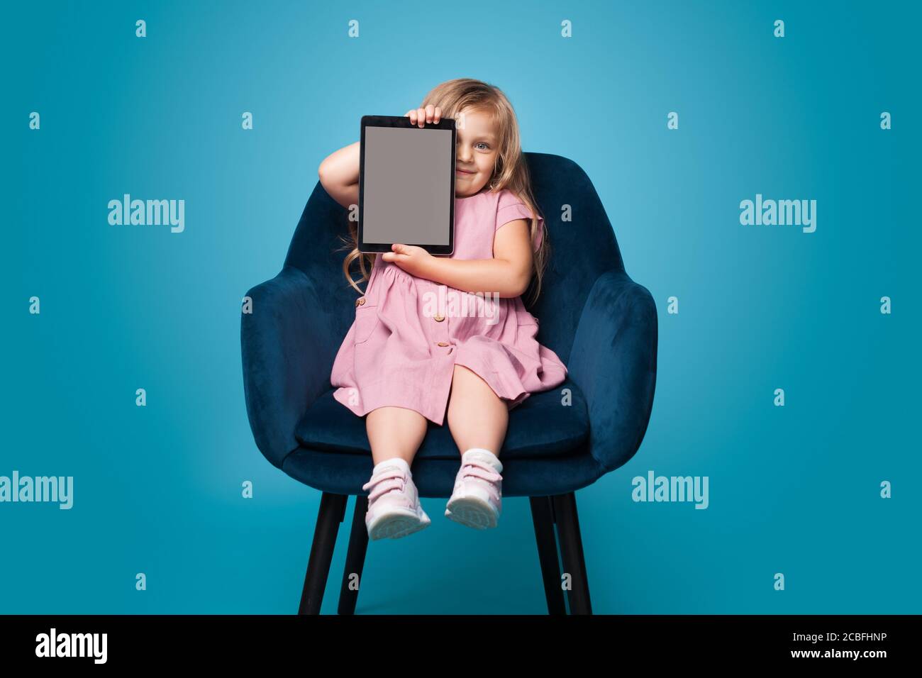 Girl student sitting on chair smiling hi-res stock photography and ...